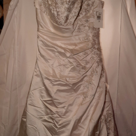 New Wedding Dresse - Picture 2 of 6